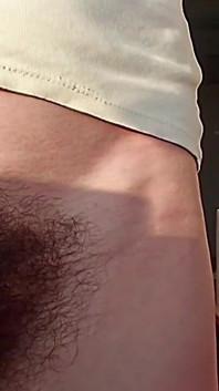 Gambe pelose, buco del culo e figa allargata