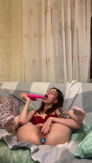 Tina Wink: Une chatte sauvage tatouée suce un gode et amène sa...