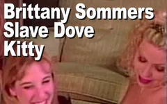 Brittany Sommers और गुलाम कबूतर और Kitty Lele: GGG गुलाबी चाटने वाले खिलौने