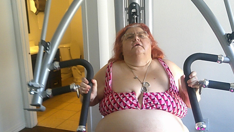 BBW nurse Vicki adventures with friends: Duża Pielęgniarka Urody Vicki Ćwiczy Na Siłowni Część 1