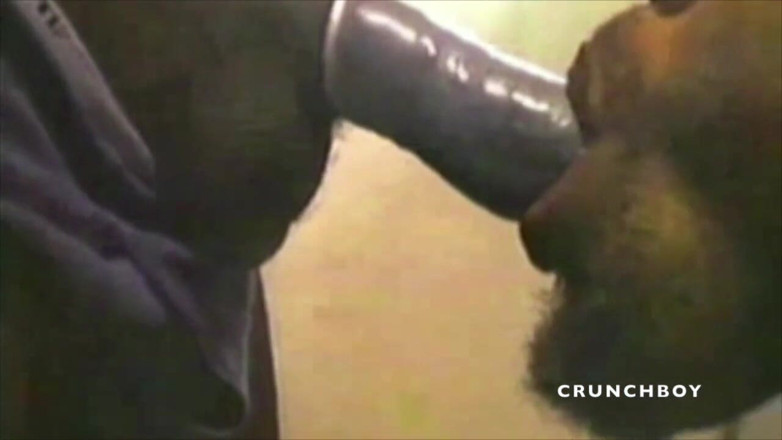 MEN BIG COCKS FUCKERS: Chupando xxl pau preto com camisinha