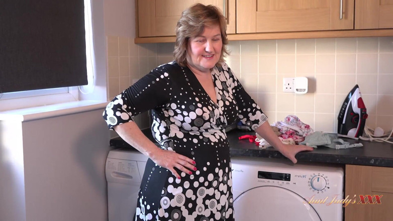 Aunt Judy's XXX: MătușaJudysXXX - Gospodina ta matură Doamna Kugar îți suge pula în spălătorie (vedere la...