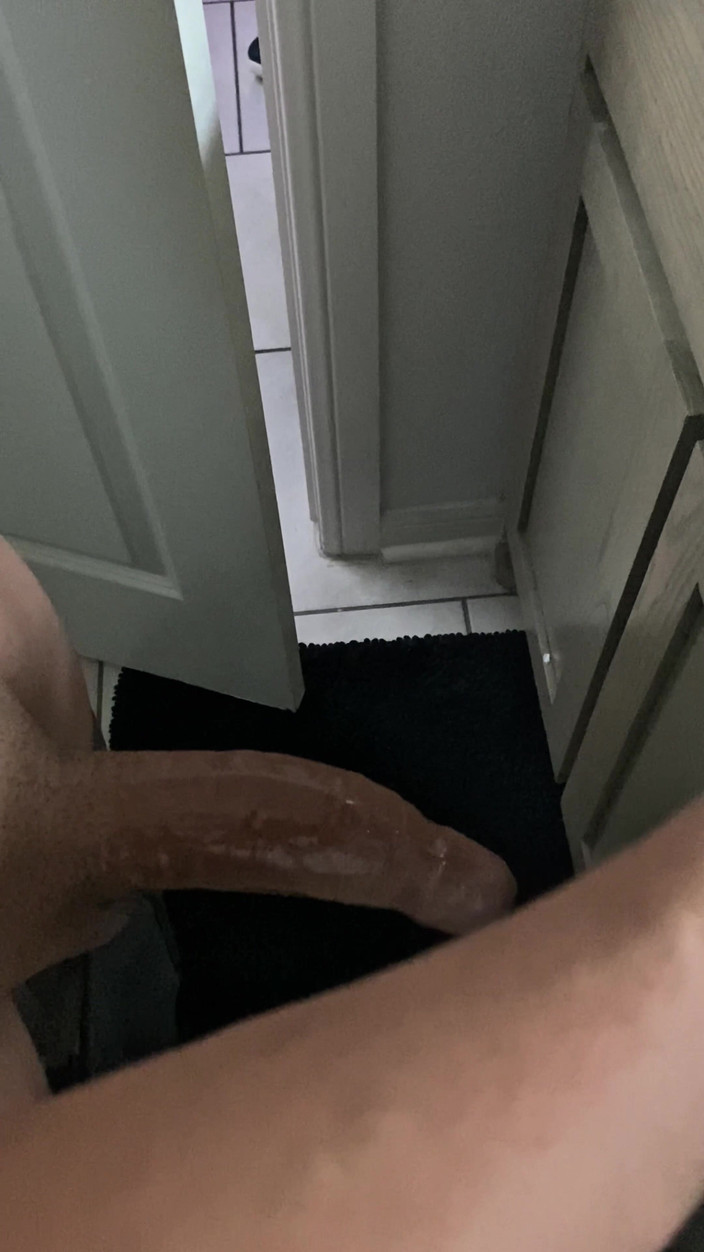 Texas-Toxicos: Latin kadın büyük sünnetsiz yarağını sıvazlıyor