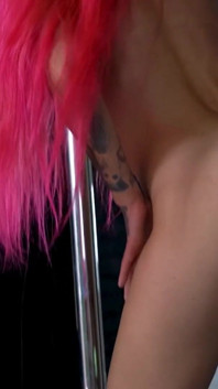 Nuovo video di pole dance in un look minimale