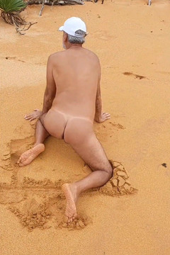 Ladysilvas: 섹시한 마크로 무두질한 엉덩이를 보여주는 해변에서 벌거벗은 Ladysilva, 나는 내 엉덩이에 발정난 으로 가득차 있어 섹스하고 떠나라