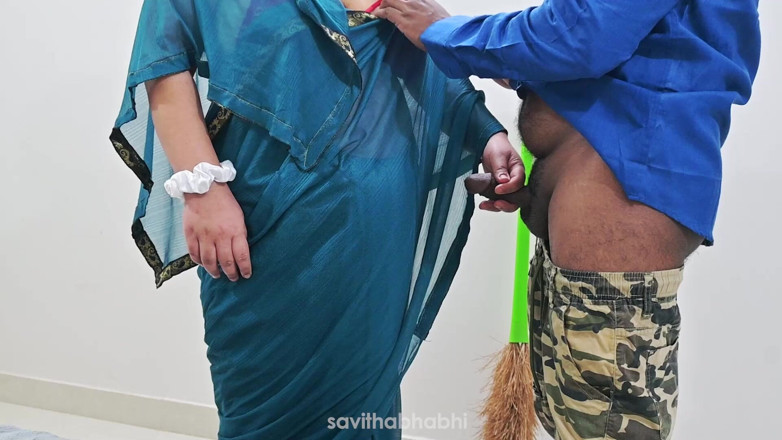 savithabhabhi: Masturbando na frente da empregada e recebendo punheta especial
