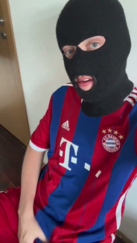 Geile broer komt thuis van voetbaltraining