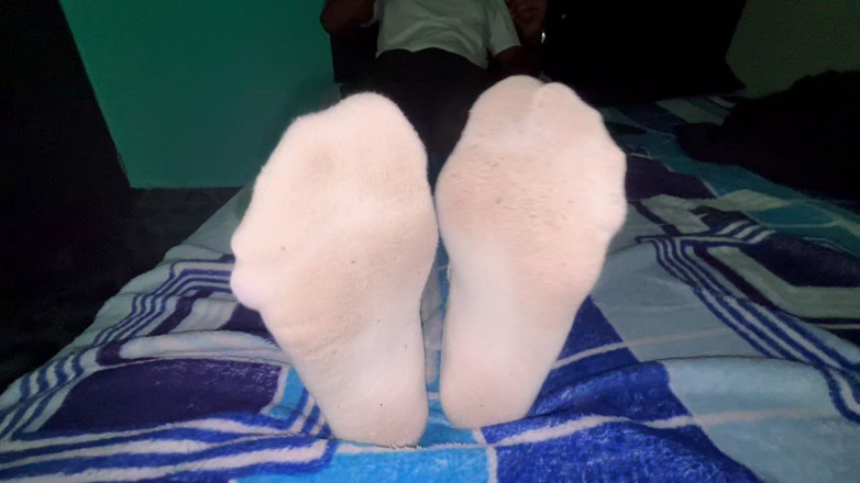 Mr Feet Colombia: Brunette Vergon Jerks off Her Neighbor with White Socks on