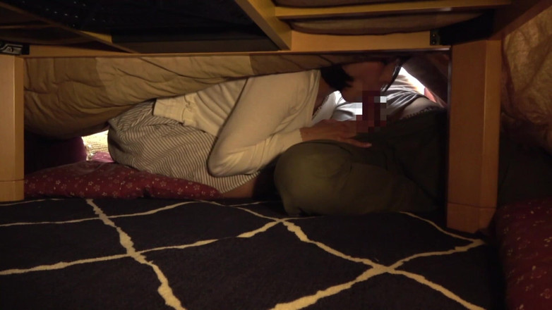 Raptor Inc: Dentro do Kotatsu! Brincando com a buceta da minha madrasta...
