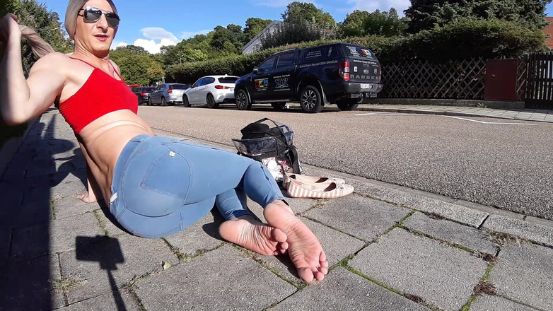 sweetfeet29: Masturbasi di sebelah jalan