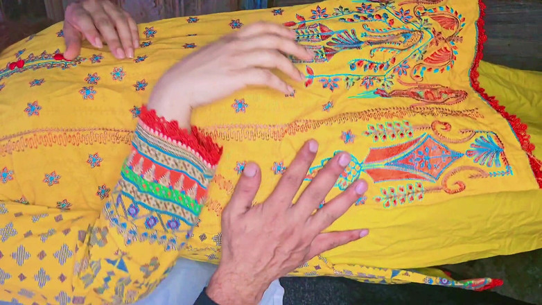 Faryal: 饥渴的继母和继子玩得开心的印地语音频