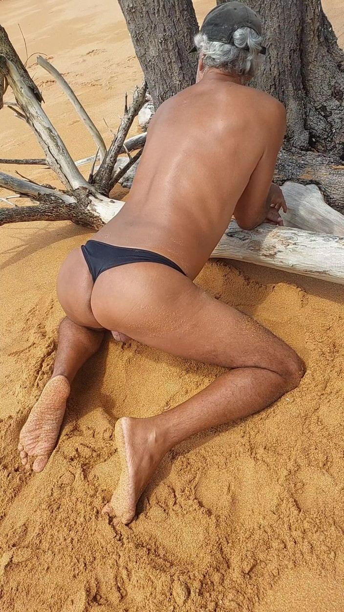 Ladysilvas: Ladysilva Sissy sulla spiaggia in mutandine viene scopa il mio...