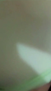 1115 Penetração acidental da minha enteada peituda que vem à minha cama para estudar