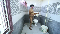 Desi Homemade Videos: Giovane ragazzo indiano guarda la zia matura in bagno
