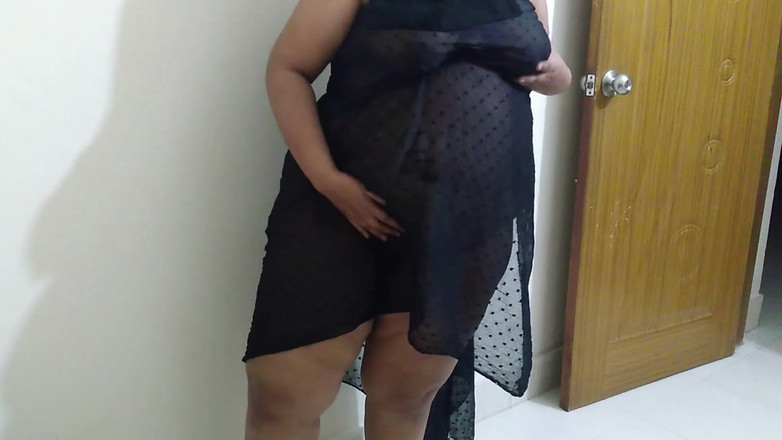 Aria Mia: Mama sexy a prietenului meu mă seduce cu haine sexy