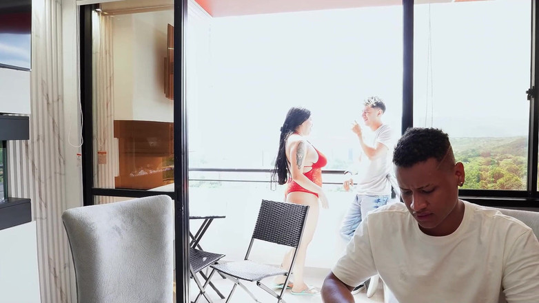 AndreaBusty: Undergiven fru knullar med sin cuckold mans arbetskamrat