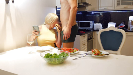 Nimfomanhub: Polla en Hotdog. ¡la broma está fuera de control!