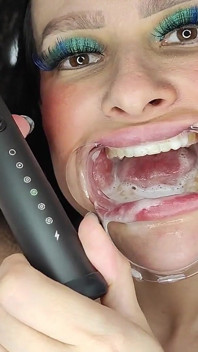 Limpando dentes com escova de dentes, irrigador, gancho dental