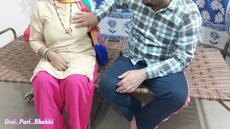 Desi Pari Bhabhi: Güzel Hintli üvey anne amcık ve göt üvey oğlu tarafından sert sikiliyor