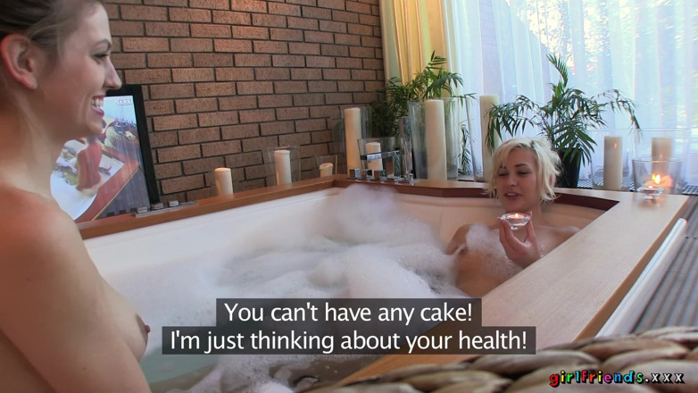 Girlfriends XXX: Vriendinnen xxx - hete lesbiennes vingeren elkaar in het bubbelbad, nat...