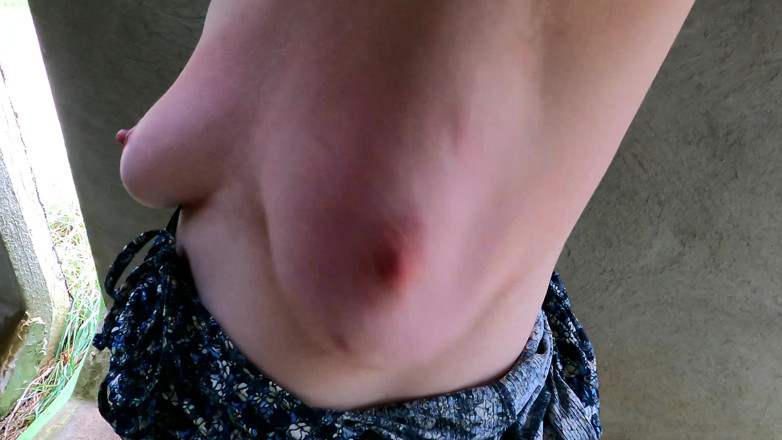 Bouncy Tits Action: Бить ее соски на стройке