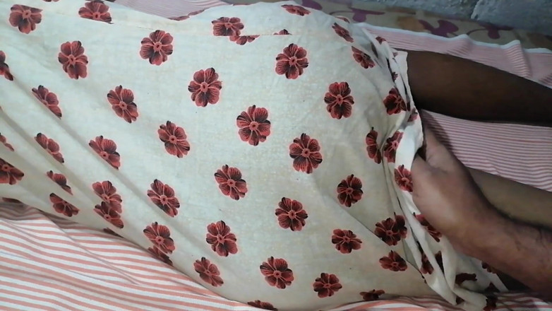 Sweety In Bed: Real Asian Couple Slow Finger Fuck Makes Wife Cum