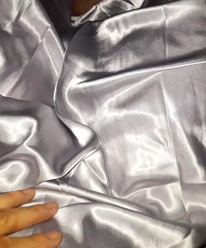 Naomisinka: Masturbuje na sobě stříbrné saténové dlouhé šaty v autě