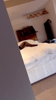 Si blonde seksi Xena Clark bermain dengan pepek basahnya bersedia untuk mengambil kote hitam besar