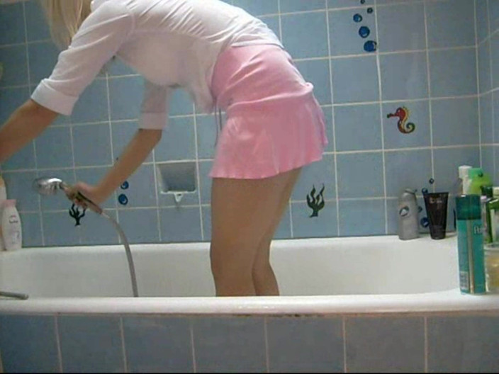 Blondehexe: Miniy tıraş oluyor ve sonra telefonla seks yapıyor