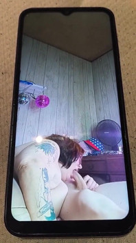O curvă obraznică își urmărește propriul film porno înghițind pula aia adânc în gât cu încărcătura pe care o are