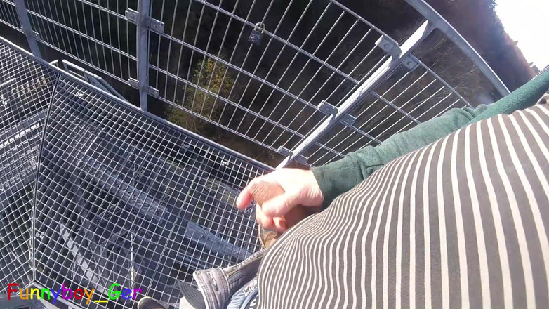 Funnyboy-Ger: Fuera, en una torre de vigilancia muy pública junto a...