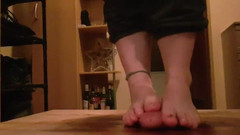 ironball1983: 第一人称视角 - 赤脚踩踏 - 在被粗暴高跟鞋对待后，现在亲切地赤脚 - 全体重，毫不留情