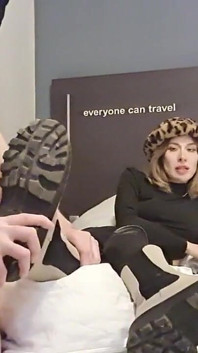 Čichá a olizuje moje zpocené boty, bílé ponožky a chodidla