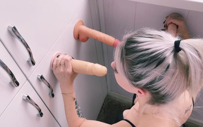 Viky one: सुनहरे बालों वाली ने कई लंडों के साथ चुदाई की