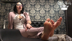 Goddess Misha Goldy: Nie możesz dotykać moich stóp, po prostu patrz!