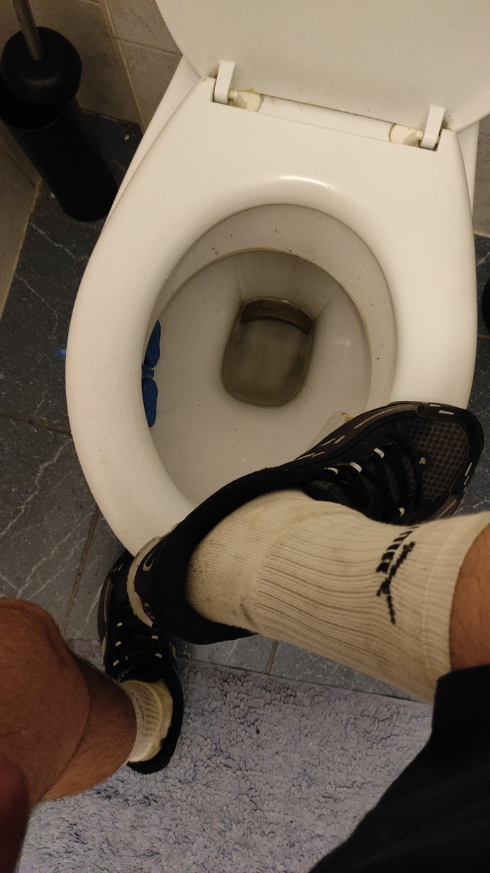 SmokedAlloy2: Dirtyjunkbro (dj -hermano) en el baño, calcetines y zapatos deportivos totalmente mojados