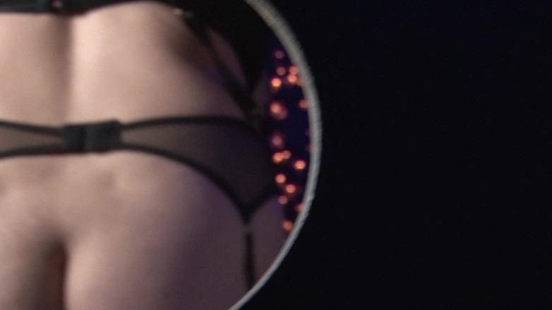 Lorelei: Perversul o spionează pe Lorelei