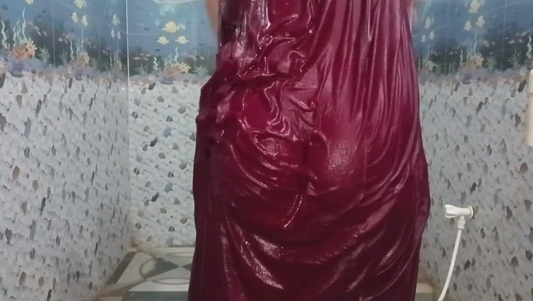 Ankurpriya000: Indická mladá Bhabhi se koupe v spodničkové lázni