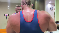 Jack stacked: Fleksibel di bilik air selepas gim!