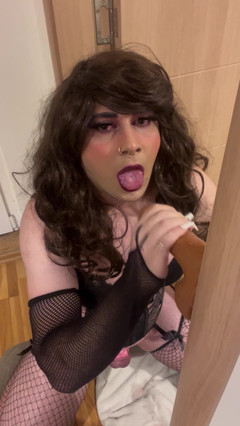 Sissyvalerie69: Hala gırtlağına kadar almaya çalışıyorum, gel bana yardım et?