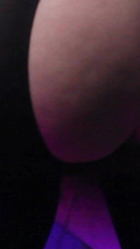 Prosím, chčij na mého ptáka! No jo! Více! Teď otoč a ohýbni se, dám ti, co chceš. Šukání zezadu.