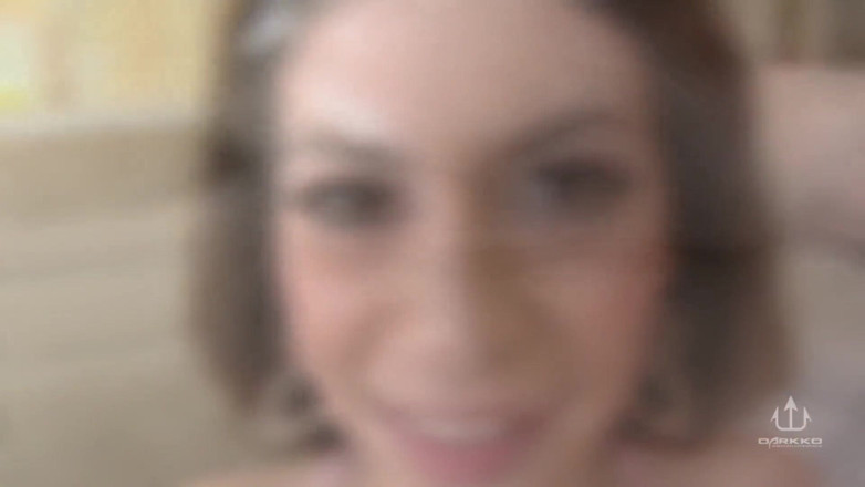 Darkko: Svůdná brunetka uctívá ptáka a koule