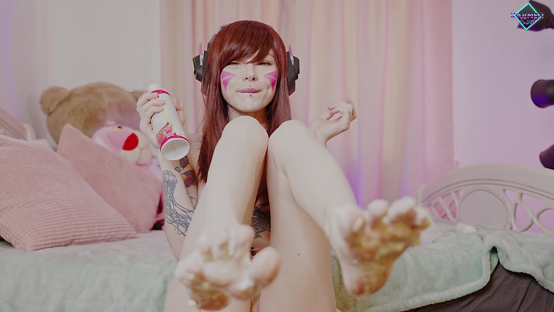 Karneli Bandi: Foodporn and feet worship with naughty D.va. Karneli Bandi
