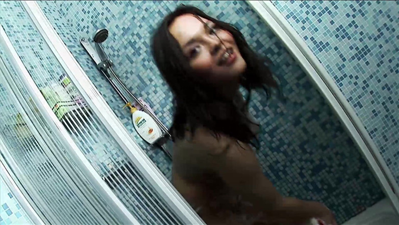 Toy Sluts: Teen gioca con il suo giocattolo viola davanti alla doccia