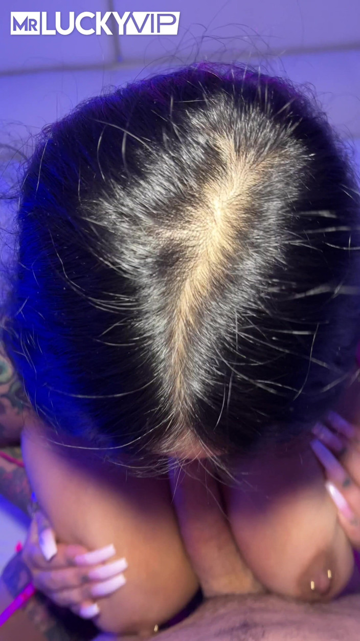 Mr Lucky VIP: Connie Perignon es una tragadora de leche tatuada con curvas