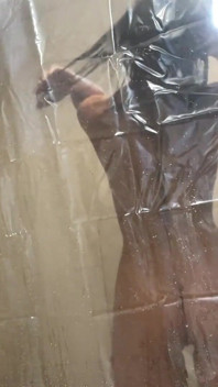 Une MILF coquine prend une douche et joue avec son petit trou du cul