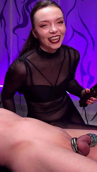Mistress Ledanaja Electro kara twarzą w twarz CBT Związany na stojaku część 1