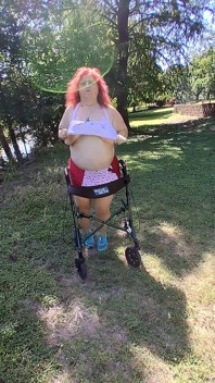 Vicki, infirmière BBW, se promène dans son maillot de bain Hello Kitty en bikini ! Que fait-elle d’autre !