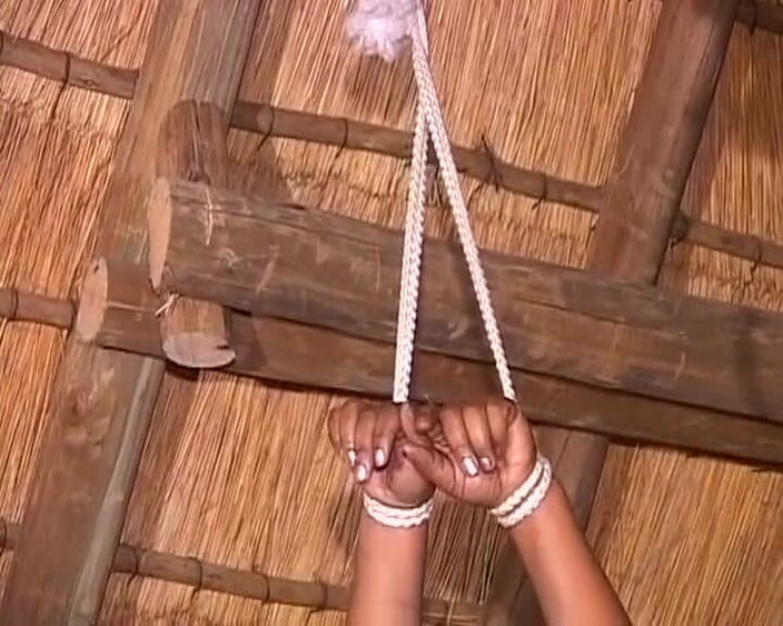 Enjoy German porn: Зрілу чорношкіру німецьку сучку зв'язали і відтрахали ділдо