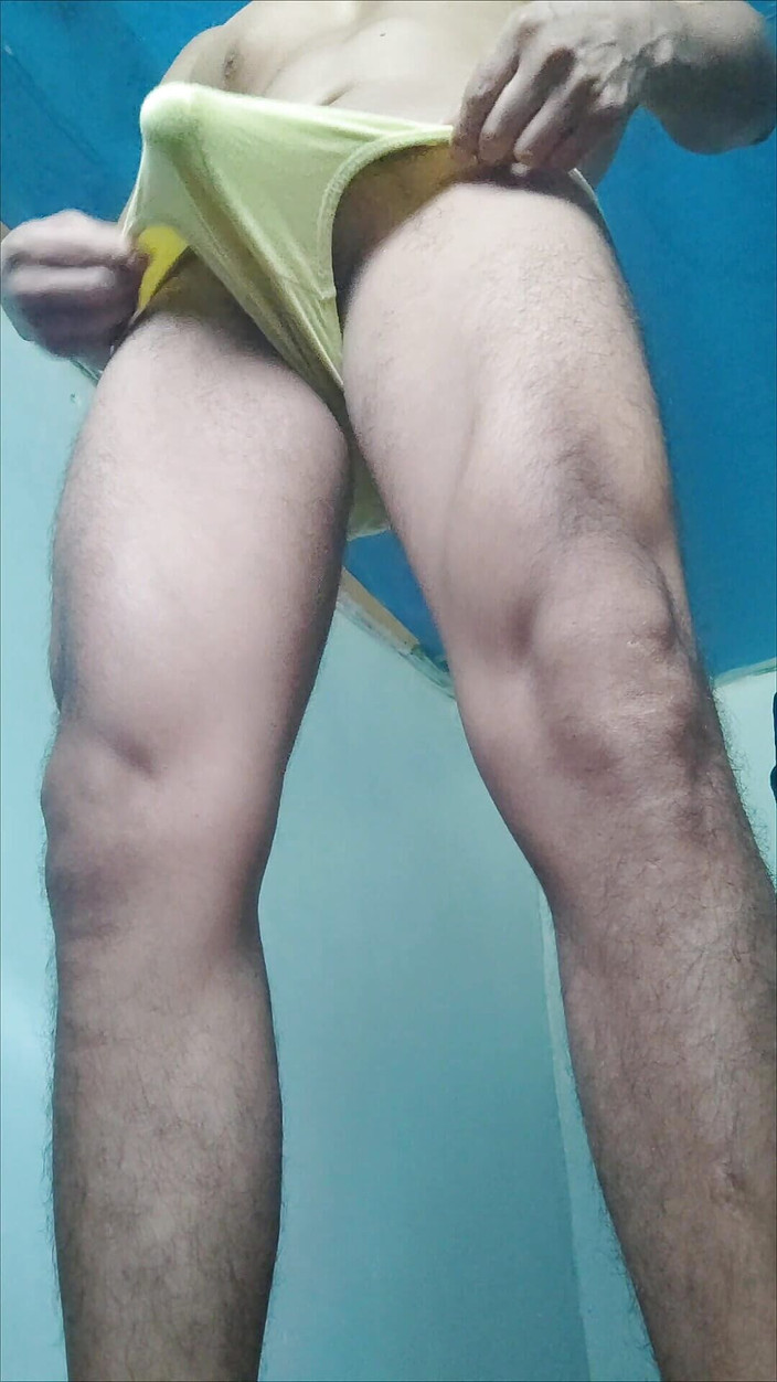 Hornyboy2058: Juego con mi enorme bulto y luego me corro intensamente